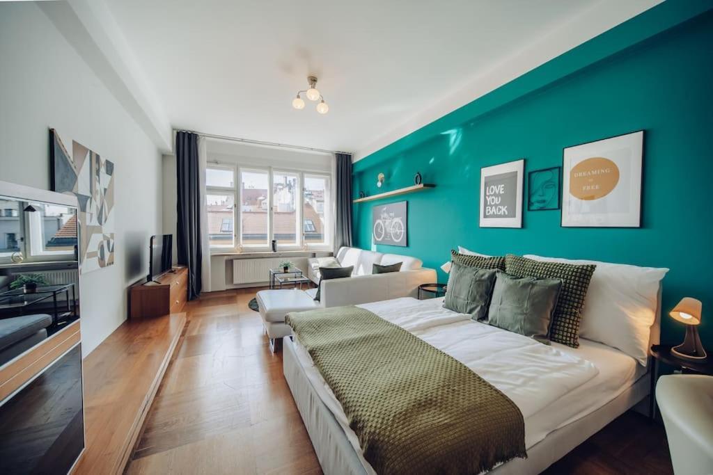 Downtown 2bd Riverside Near Dancing House Apartmán